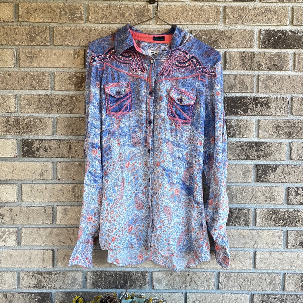 Roar Button up 100%cotton size M-super soft with rhinestones In great condition